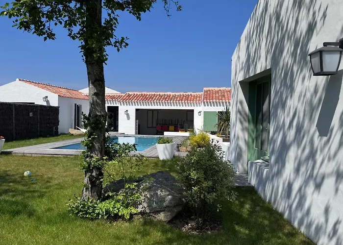 Magnifique Piscine Billard Vila